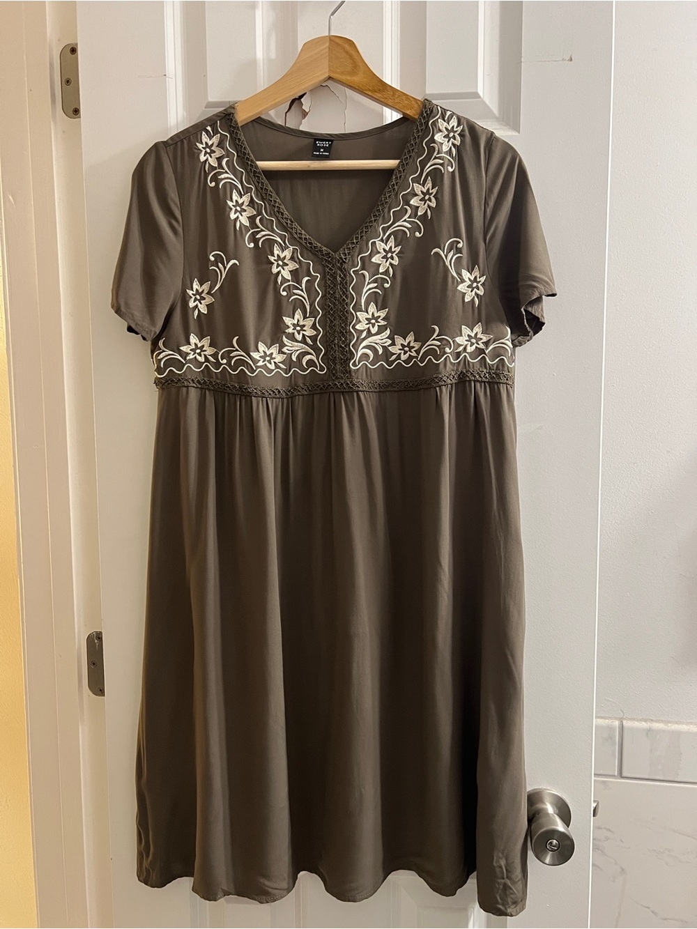 Emery Rose Olive Green Cottage Boho Embroidered V-Neck Dress Viscose - Medium